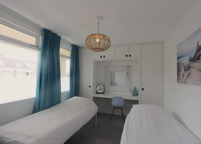 Aan Zee 에크몬드안지